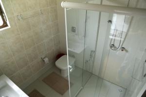 un bagno con doccia, wc e lavandino di Hostel SLG a Maringá