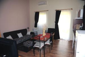 Posedenie v ubytovaní Arany Szőlő Wellness Apartmanház