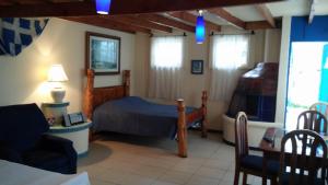 1 dormitorio con 1 cama, 1 sofá y 1 silla en Mountain Lodge CheTica, en San Jerónimo