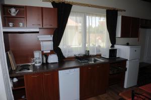 Kuchyňa alebo kuchynka v ubytovaní Arany Szőlő Wellness Apartmanház