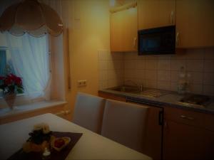 eine Küche mit einem Tisch, einem Waschbecken und einem Fenster in der Unterkunft Ferienwohnung Bappert in Oberwesel