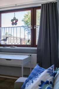 Cette chambre dispose d'une fenêtre, d'un bureau et d'une table. dans l'établissement Traumlage-Maasholm, à Maasholm