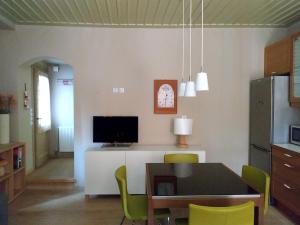 eine Küche und ein Esszimmer mit einem Tisch und Stühlen in der Unterkunft Parnassiko Guest House in Arachova