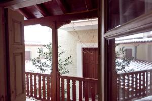 una porta aperta su un balcone con albero di Natale di Parnassiko Guest House ad Aráchova