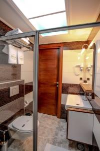 uma casa de banho com um WC e um lavatório em Grand Akçalı Otel em İskenderun