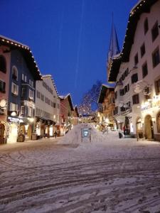 śnieżna ulica w mieście nocą w obiekcie Kitzdesign in Kirchberg w mieście Kirchberg in Tirol +14 zdjęć