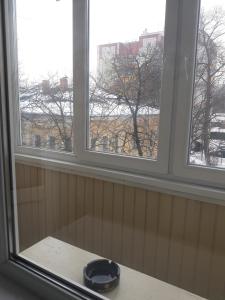 una ventana con un bol sobre una mesa en una habitación en Apartment on Mstyslavs'ka en Chernihiv