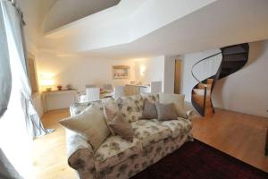 A seating area at ARCOBELLO Suite Rooms