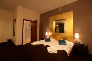 Posteľ alebo postele v izbe v ubytovaní A' PROPOS Hotel, Restauracja, Club