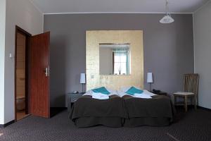 Posteľ alebo postele v izbe v ubytovaní A' PROPOS Hotel, Restauracja, Club