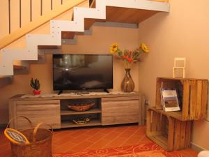 Casavacanze I PINI في Cerbaia: غرفة معيشة مع تلفزيون بشاشة مسطحة على خزانة