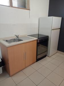 Kuchyň nebo kuchyňský kout v ubytování Annerley Motor Inn