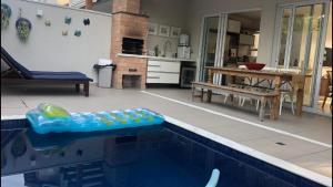 a swimming pool with a raft in the middle of a kitchen at Casa de temporada in Juquei