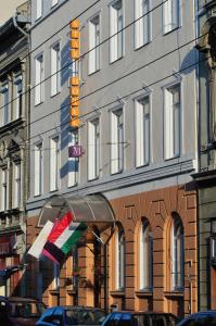 un edificio con banderas delante en Star City Hotel, en Budapest