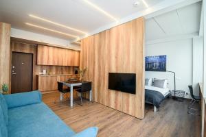 ein Schlafzimmer mit einem Bett und einem TV in einem Zimmer in der Unterkunft Apartment with amazing view! in Vilnius