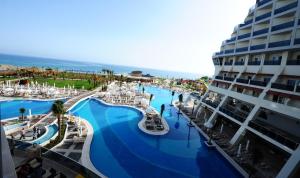 Bazén v ubytování Seaden Sea Planet Resort & Spa nebo v jeho okolí