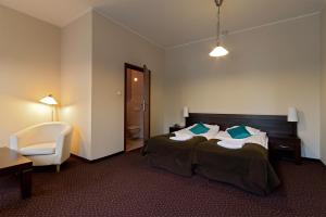Posteľ alebo postele v izbe v ubytovaní A' PROPOS Hotel, Restauracja, Club