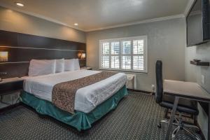 Кровать или кровати в номере Bayhill Inn