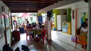 eine Gruppe von Menschen, die an einem Tisch in einem Restaurant sitzen in der Unterkunft Hostal Capurgana in Capurganá