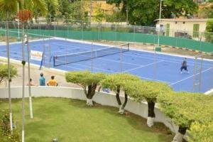 Tenis alebo squash v ubytovaní SandCastles Holiday #C9 alebo jeho okolí