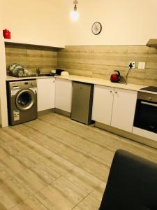 Ett kök eller pentry på Modern secure apartment in Strand - Little Greece