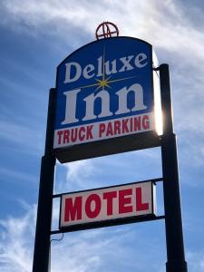 una señal para un motel de estacionamiento de camiones en Deluxe Inn Motel, en Sparks