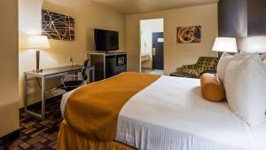 Voodi või voodid majutusasutuse Best Western Windsor Pointe Hotel & Suites - AT&T Center toas