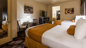 Postel nebo postele na pokoji v ubytování Best Western Windsor Pointe Hotel & Suites-Frost Bank Center