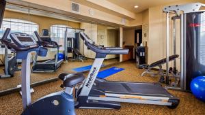 Fitness centrum a/nebo fitness zařízení v ubytování Best Western Windsor Pointe Hotel & Suites-Frost Bank Center