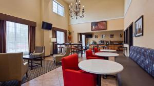 Posezení v ubytování Best Western Windsor Pointe Hotel & Suites-Frost Bank Center