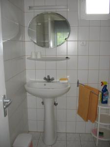 A bathroom at Doina Apartman