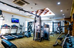 The fitness center and/or fitness facilities at Platinum Grand