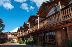 un edificio con balcones de madera en un lateral en Apart Hotel Blumenau, en Osorno