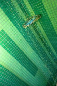 a pair of tongs sitting on top of a green net at Hotel Sydney in San Benedetto del Tronto