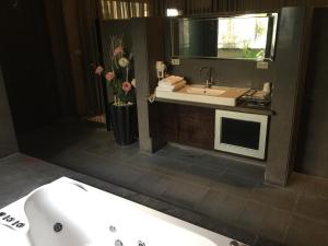 A bathroom at LI-GIN Motel