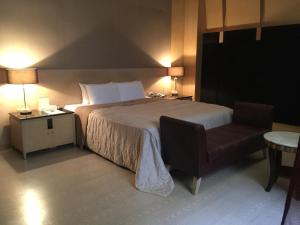 A bed or beds in a room at LI-GIN Motel