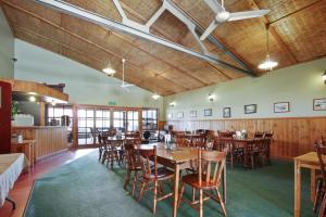 Dargo River Inn في Dargo: غرفة طعام مع طاولات وكراسي خشبية