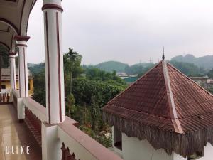 een uitzicht op een gebouw met een tegeldak bij Vân Anh Guesthouse in Yên Bái