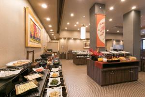 una línea de buffet con muchos tipos diferentes de comida en GRANDVRIO HOTEL NARA -WAKURA- -ROUTE INN HOTELS-, en Tenri