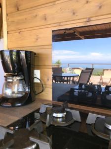 TV a/nebo společenská místnost v ubytování Lounge des hauts, 3 maisons à L'étang-Salé avec vue sur l'Océan indien et la forêt