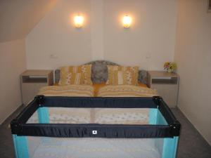 A bed or beds in a room at Doina Apartman