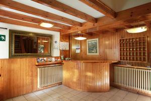 una sala de degustación con paneles de madera y un bar en Hotel Escalar, en Panticosa