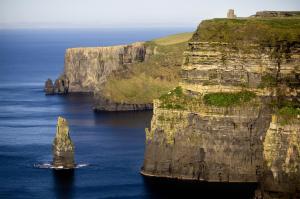 una grande formazione rocciosa in mezzo all'oceano di Coastal View House a Doolin