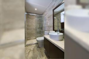 ein Badezimmer mit Waschbecken, Toilette und Spiegel in der Unterkunft Kalopanayiotis Cottage in Kalopanagiotis + 13 Fotos