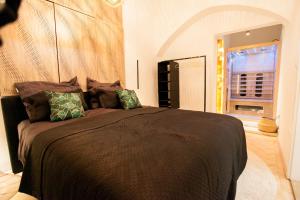 un dormitorio con una cama grande en una habitación en Real Delux Apartment next to Gozsdu & Synagogue, en Budapest