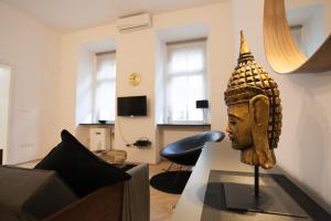 un soggiorno con una statua di una testa su un tavolo di Real Delux Apartment next to Gozsdu & Synagogue a Budapest