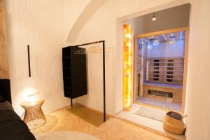 sala de estar con ventana y TV en Real Delux Apartment next to Gozsdu & Synagogue, en Budapest 50 fotos más