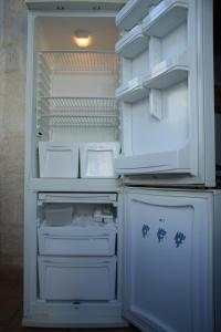 einem offenen Kühlschrank mit offener Tür und Tür in der Unterkunft Chez Gene in Avignon