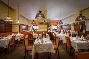 A restaurant or other place to eat at Graben Hotel