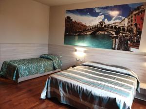 
Een bed of bedden in een kamer bij Hotel Altieri
